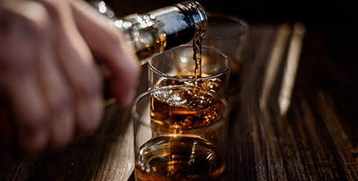 bevande alcoliche versate nei bicchieri