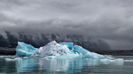 natura verde a sinistra e natura morta a destra