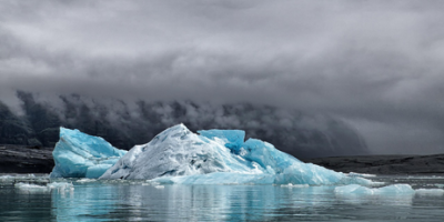 natura verde a sinistra e natura morta a destra